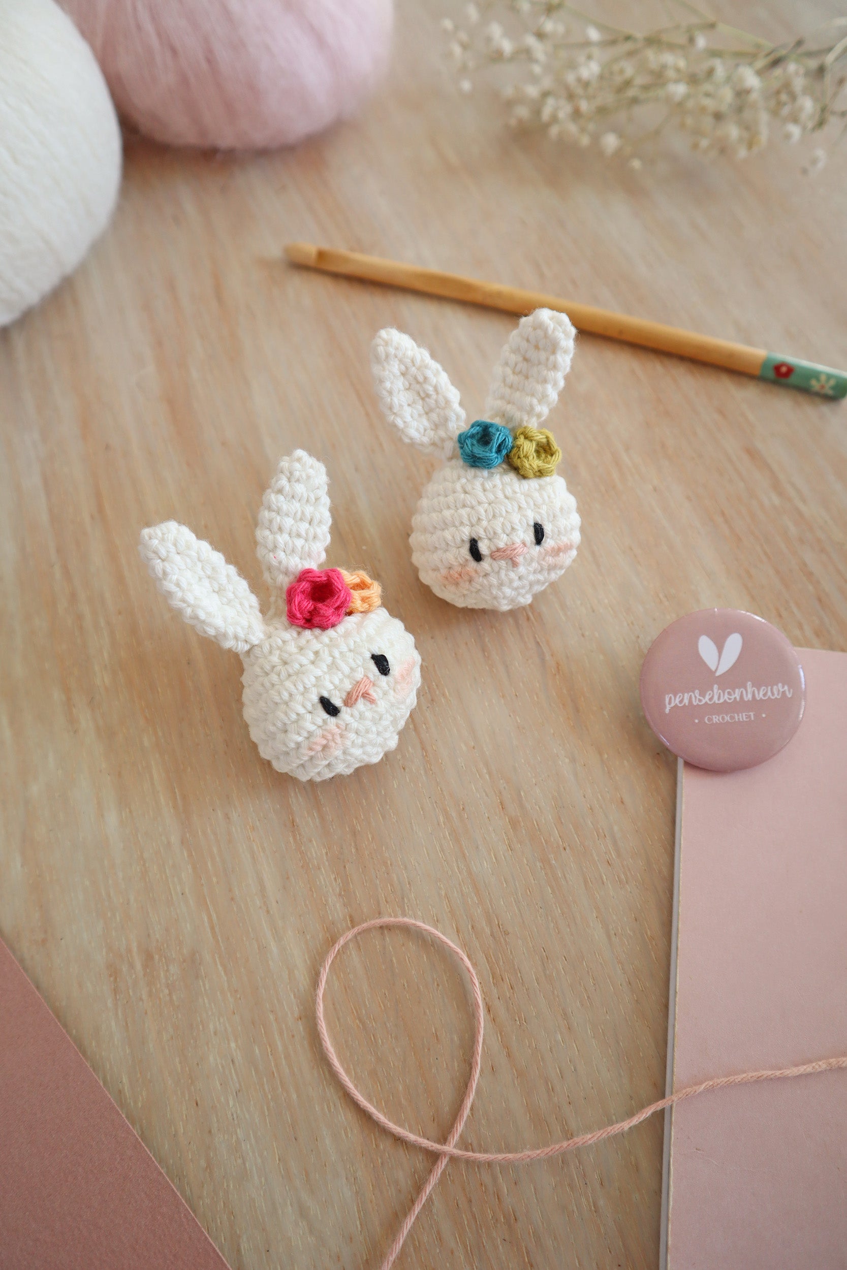 Pensebonheur par Marina Piraud - Atelier amigurumi : réalisation d’une broche lapin