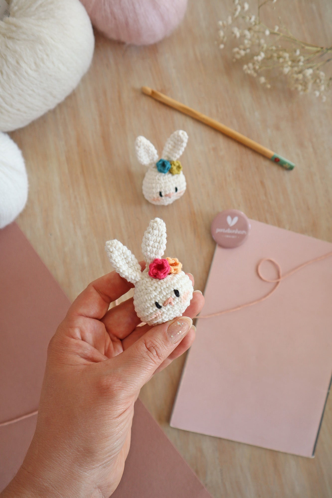 Pensebonheur par Marina Piraud - Atelier amigurumi : réalisation d’une broche lapin