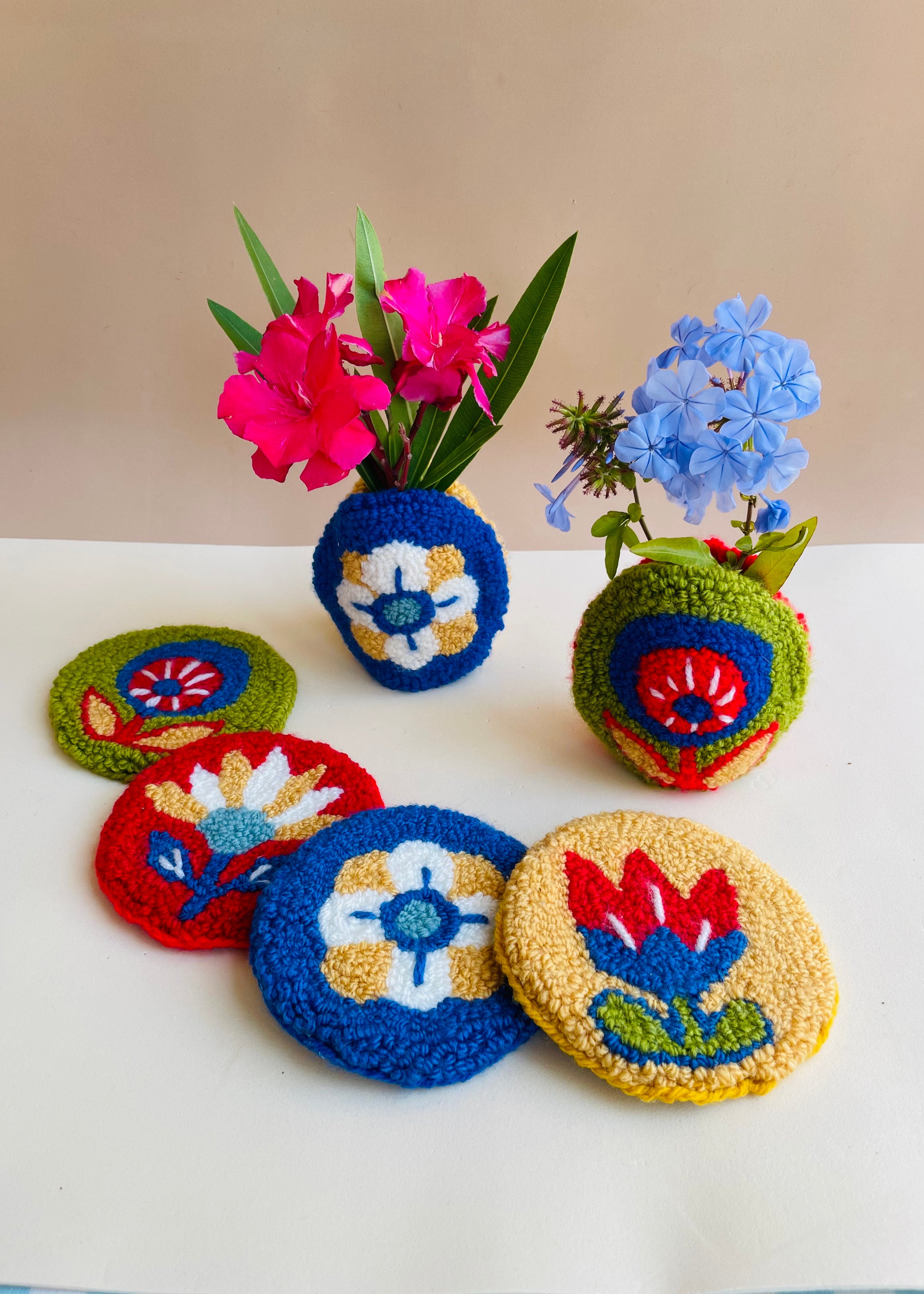 Olivia Lopez - Broderie Punchneedle, dessous de verre style nordique.