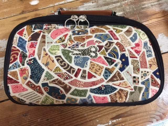 Carolyn Konig - Étui à couture Mosaic Cover