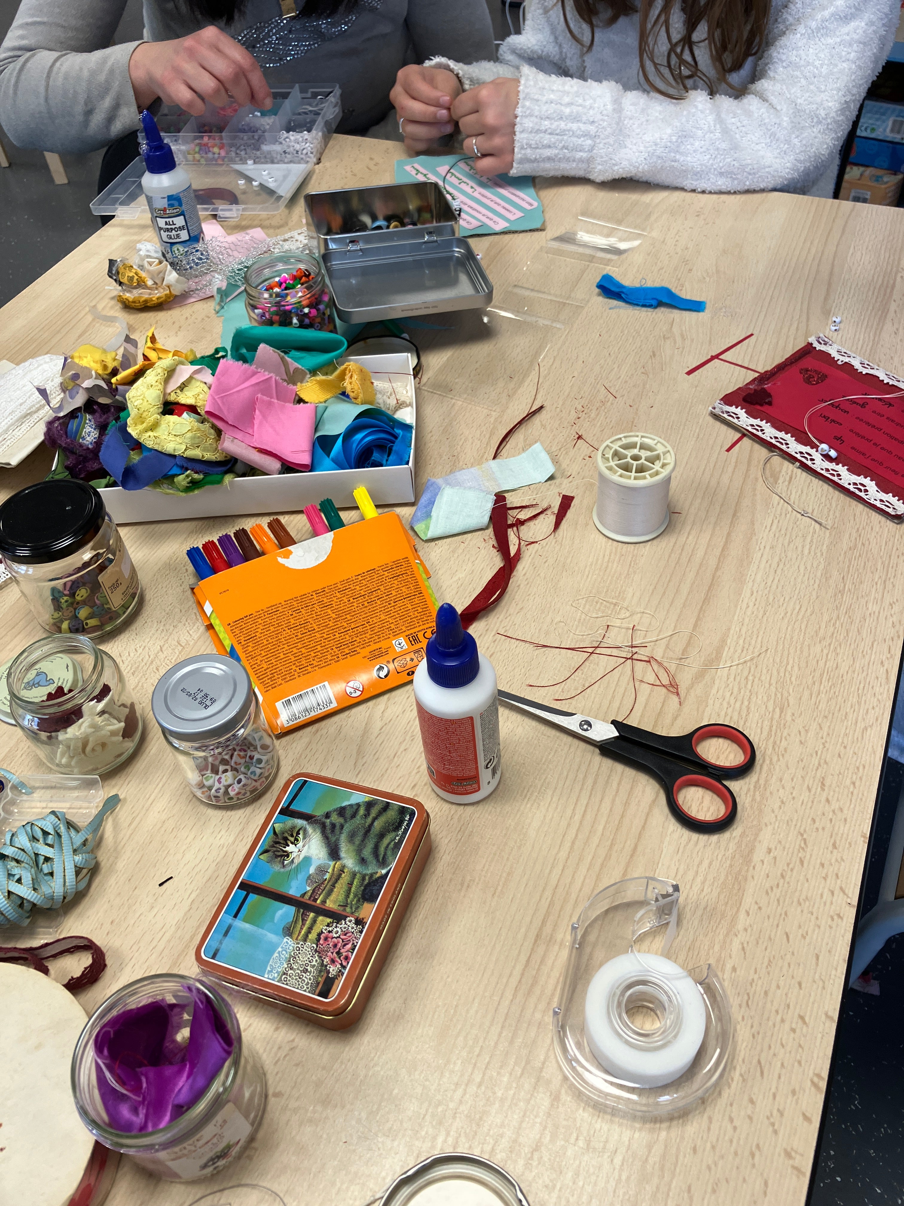 Claudine GUILHOT - Auto- portrait de fils et tissus